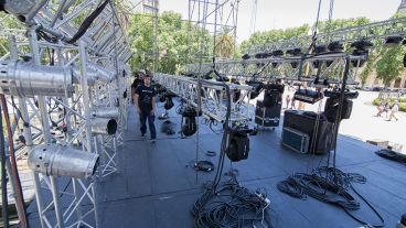 Los trabajos en el armado del escenario en plaza San Martín.