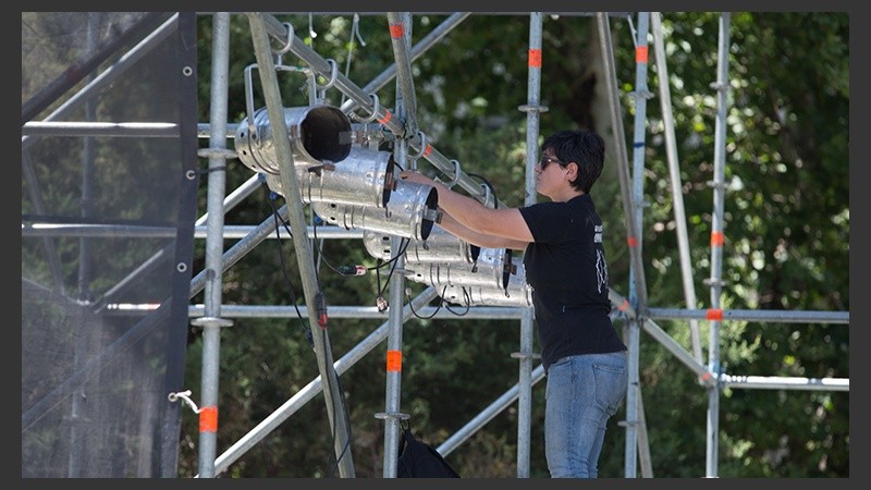 Los trabajos en el armado del escenario en plaza San Martín.