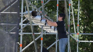 Los trabajos en el armado del escenario en plaza San Martín.
