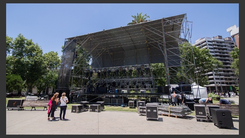 Los trabajos en el armado del escenario en plaza San Martín.