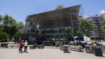 Los trabajos en el armado del escenario en plaza San Martín.