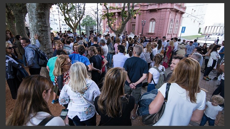 Una nutrida movilización frente a la Municipalidad.