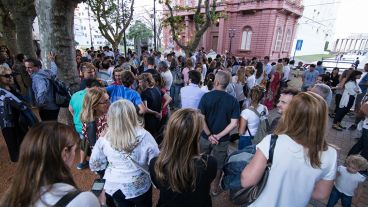 Una nutrida movilización frente a la Municipalidad.