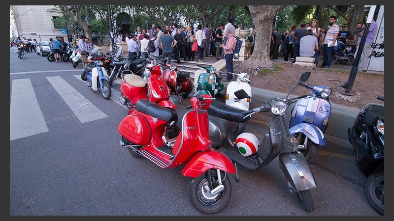 Las motos Vespa frente al municipio en el reclamo de Justicia. 
