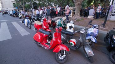 Las motos Vespa frente al municipio en el reclamo de Justicia.