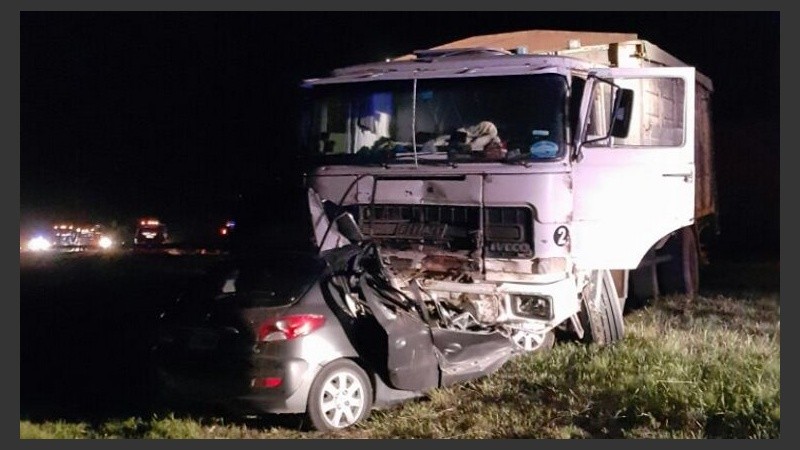 Impactante choque entre un camión y un auto. 