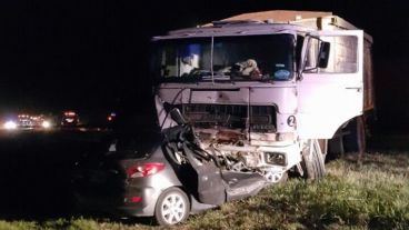 Impactante choque entre un camión y un auto.