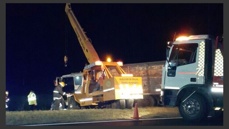 Impactante choque entre un camión y un auto. 