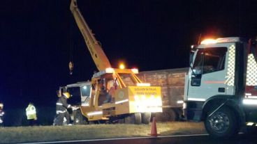 Impactante choque entre un camión y un auto.