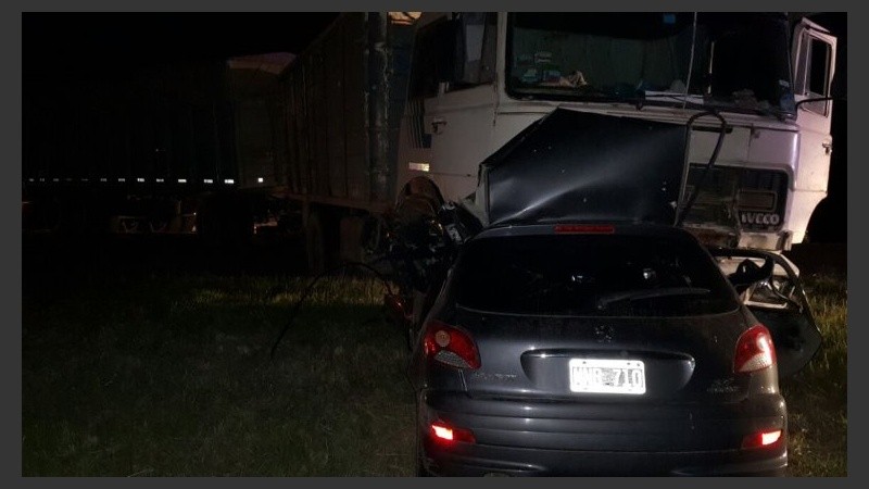 Impactante choque entre un camión y un auto. 