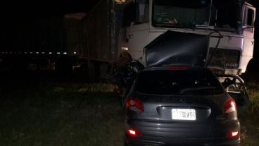 Impactante choque entre un camión y un auto.