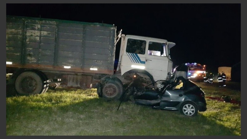 Impactante choque entre un camión y un auto. 