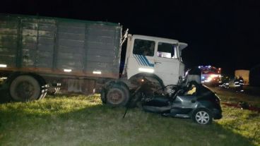 Impactante choque entre un camión y un auto.