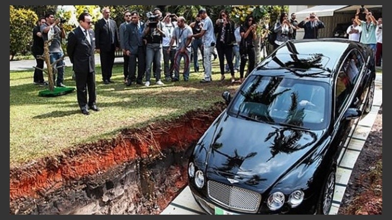 El momento en el que el auto marcha bajo tierra.