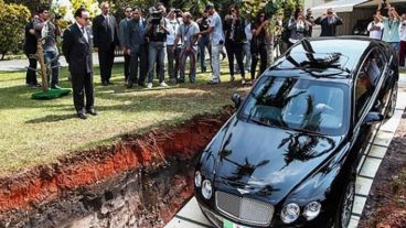 El momento en el que el auto marcha bajo tierra.