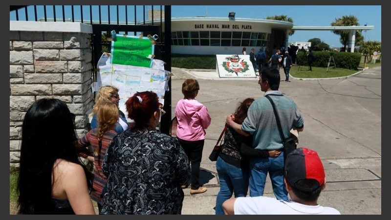 Familiares de los submarinistas frente a la sede de la Armada de Mar del Plata. 