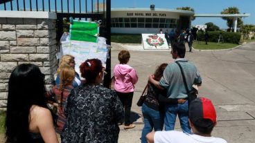 Familiares de los submarinistas frente a la sede de la Armada de Mar del Plata.
