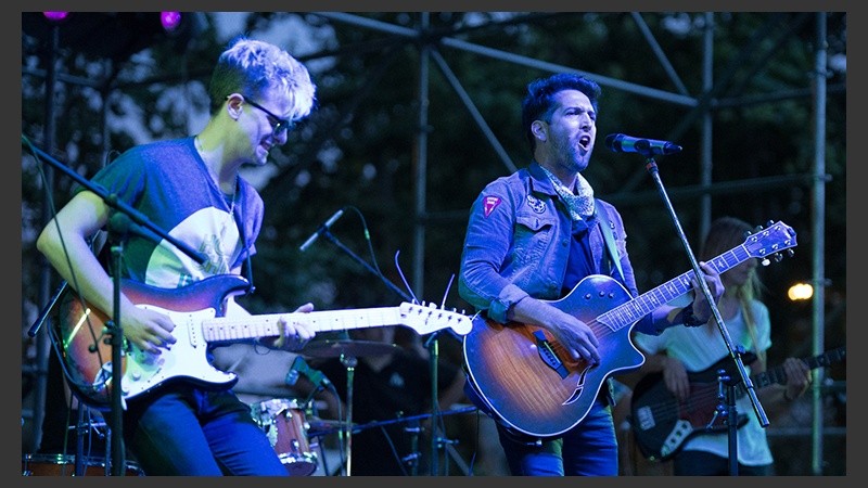 Cristian Amado, uno de los artistas que dio un show este jueves en la feria.