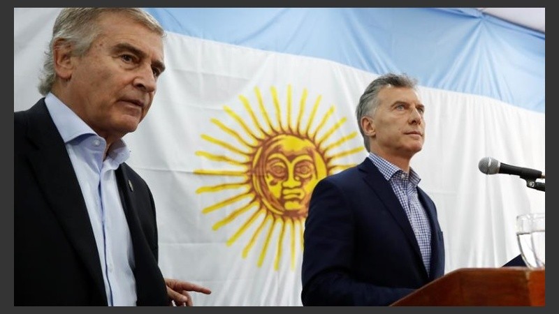 Macri junto al ex ministro de Defensa, Oscar Aguad.