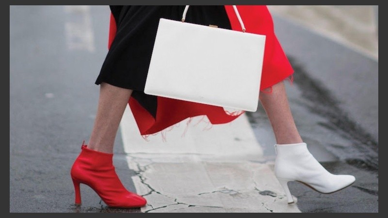 Esta tendencia es un buen pretexto para comprar más pares de zapatos para tener más combinaciones.