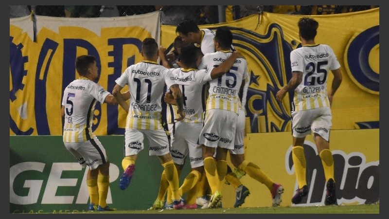 Rosario Central supera por 1 a 0 a Boca Juniors y lo celebran todos.