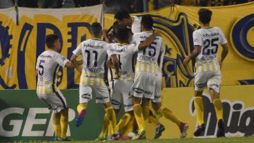 Rosario Central supera por 1 a 0 a Boca Juniors y lo celebran todos.