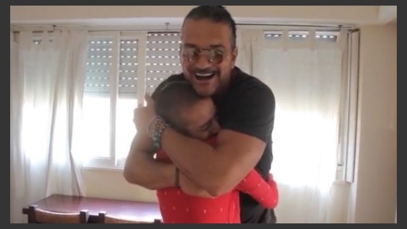 El momento del abrazo entre Arjona y Vero. 