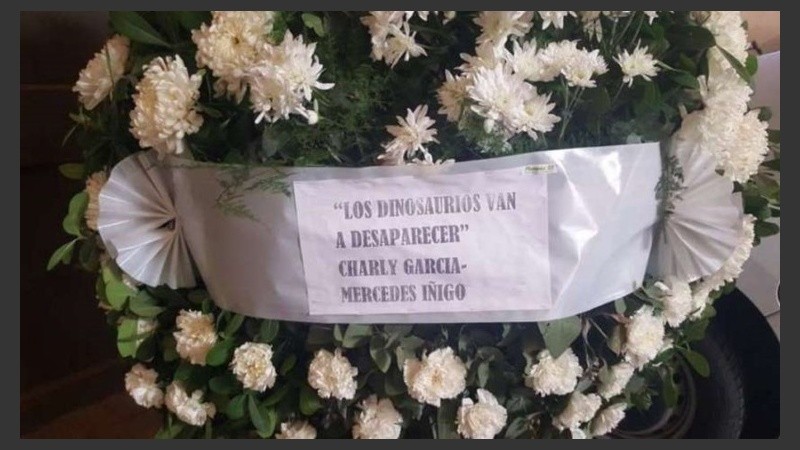 La corona que envió Charly García al velorio.