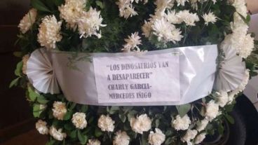 La corona que envió Charly García al velorio.