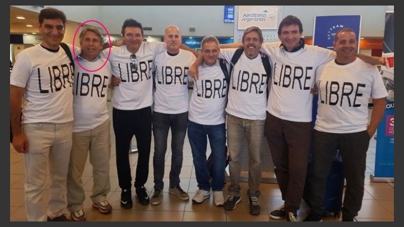 Pagnucco y sus compañeros, antes de iniciar el viaje desde el aeropuerto de Fisherton.