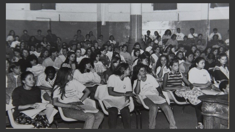 Una foto histórica de una clase en la UNR.