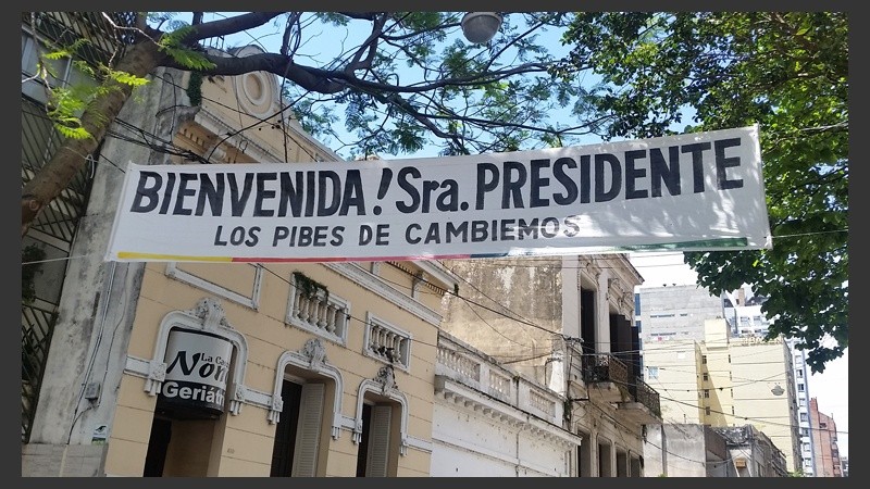 Uno de los pasacalles colocado cerca del Concejo.