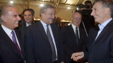 El presidente Macri con los empresarios Bulgheroni (izq.), Ratazzi y Rocca.
