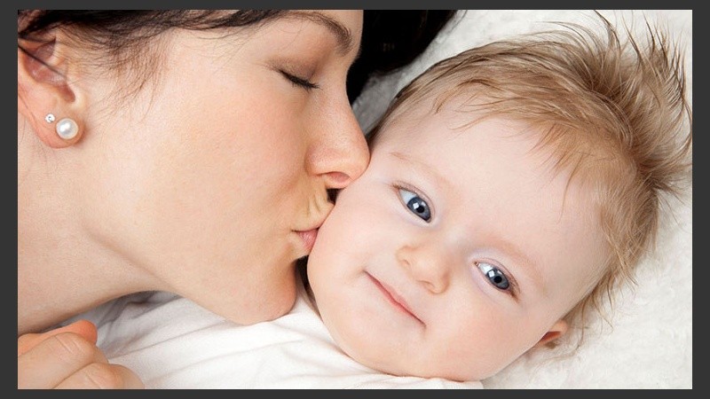 Las caricias y los besos sobre los más pequeños tienen efecto sobre sus genes.