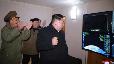El líder norcoreano, Kim Jong-un, festeja el lanzamiento exitoso.