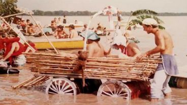 Una de las "balsas locas" que se sumó a la regata de los '80.