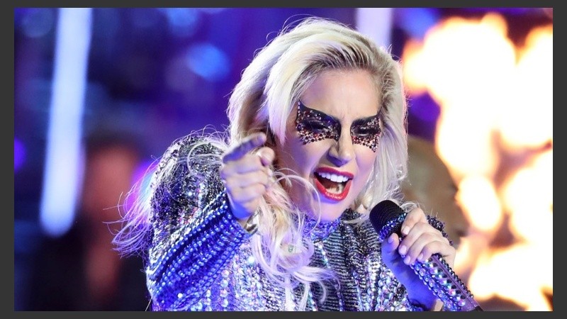 Lady Gaga bajó del escenario y también la rompió.
