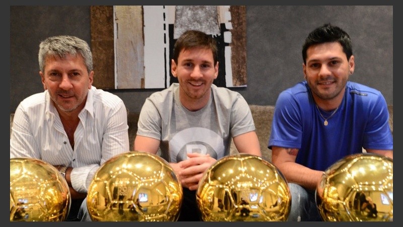 Matías, de remera azul, junto a Lionel y su padre Jorge.