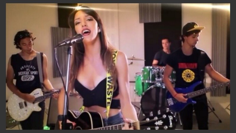 “Tengo mucha angustia. Se llevaron una parte de mí”, escribió Denisse sobre el robo de su guitarra.