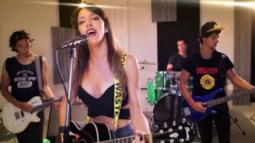 “Tengo mucha angustia. Se llevaron una parte de mí”, escribió Denisse sobre el robo de su guitarra.