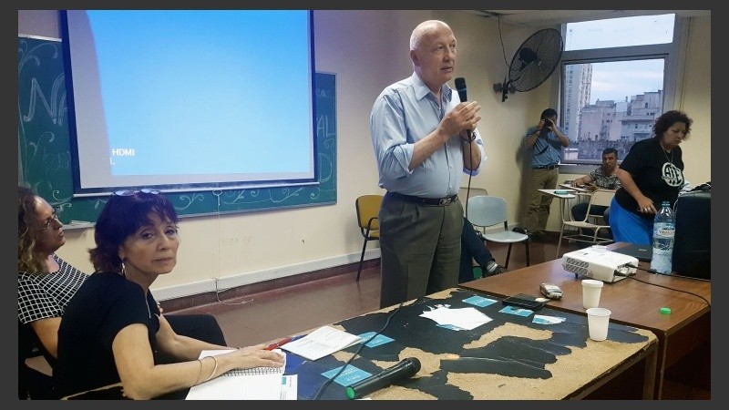 Bonfatti disertando en la UBA sobre salud. 