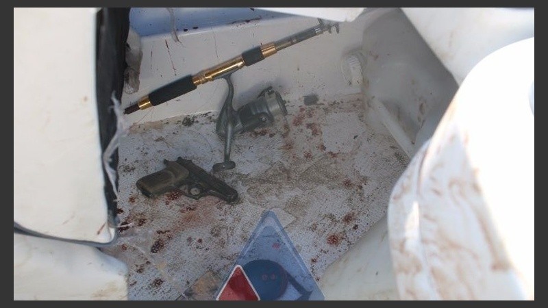La pistola calibre 380 hallada y la sangre en la lancha que conducía Matías Messi. 