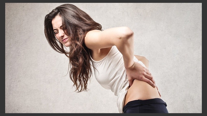 Hacer estiramientos musculares diarios ayuda a fortalecer la espalda y así evitar dolores.