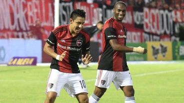 Brian festeja su gol ante Racing y Leal sonríe. Ambos jugarán ante Central.