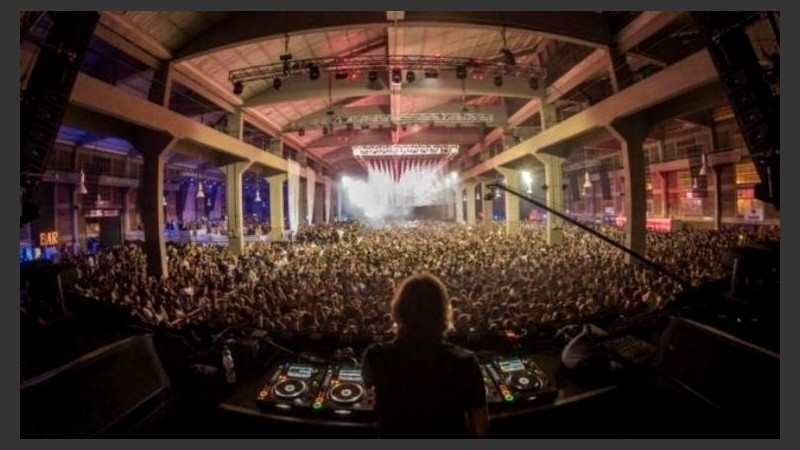 El popular salón Forja, donde se llevó a cabo la fiesta electrónica.