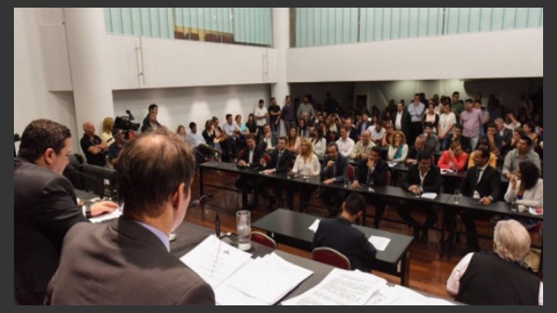 La sesión terminó entrada la madrugada. 