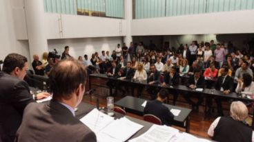 La sesión terminó entrada la madrugada.