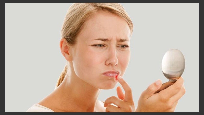 La zona más vulnerable es la que se encuentra entre los lados de la boca y el puente de la nariz.