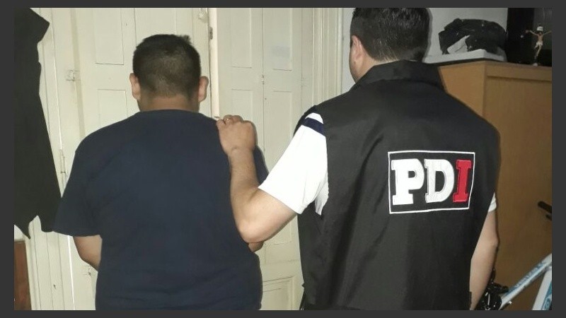 El momento de la detención del profesor.