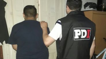 El momento de la detención del profesor.